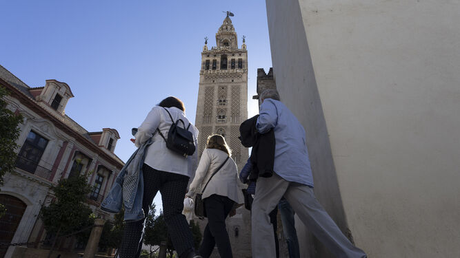 Varios turistas pasean por las calles de Sevilla