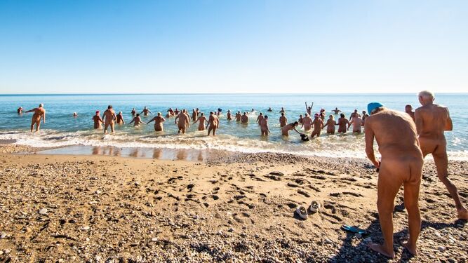 Decenas de personas se dieron el primer baño nudista de 2022 en Vera Playa.