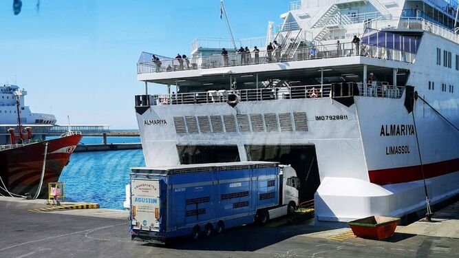 Transporte Ro-Ro para el tráfico de mercancías en el puerto almeriense.