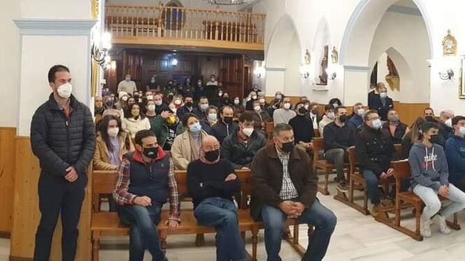 Reunión de los vecinos el día dos de enero tras la misa con el vicario general de Almería