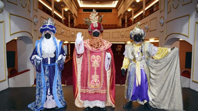 Gaspar, Melchor y Baltasar en el Teatro Apolo desde donde han partido para recorrer la ciudad de Almería