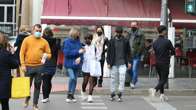Los almerienses con mascarillas por las calles de la ciudad.