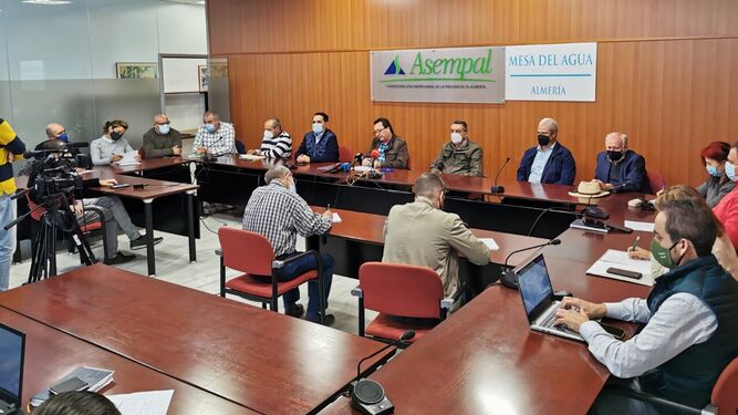 Imagen de la última reunión de la Mesa del Agua de Almería celebrada en noviembre de 2021.