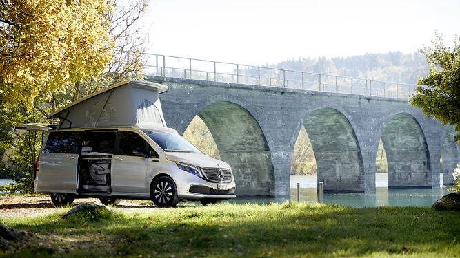 El monovolumen eléctrico de Mercedes, el EQV, se va de camping