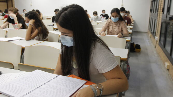 Jóvenes realizando exámenes en la UAL.