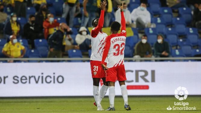 Viera remacha a la red un buen pase de Kirian tras driblar a Fernando para el 1-0