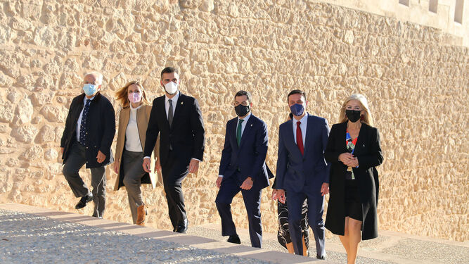 El presidente de la Junta, en su recorrido por la Alcazaba acompañado por el alcalde, entre otras autoridades
