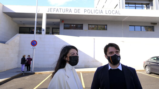 Macarena Olona y Juan Francisco Rojas en la Jefatura de Policía Local de Almería