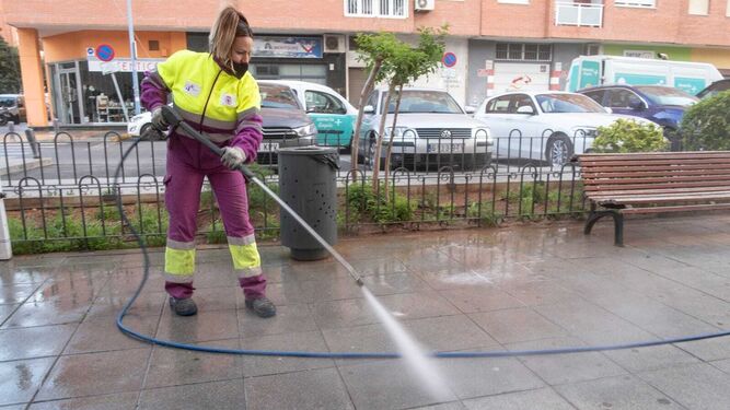 Limpieza intensiva en Nueva Andalucía, el último barrio en recibir el dispositivo