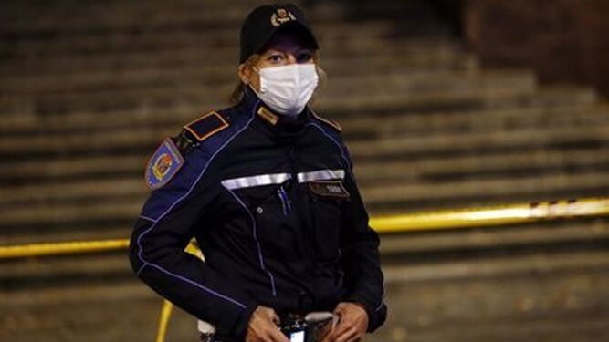 Una policía italiana llevando una mascarilla rosa