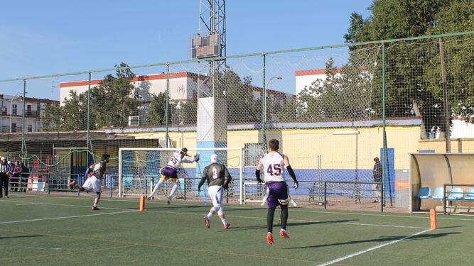 Un jugador del Sevilla Linces intenta capturar el balón.