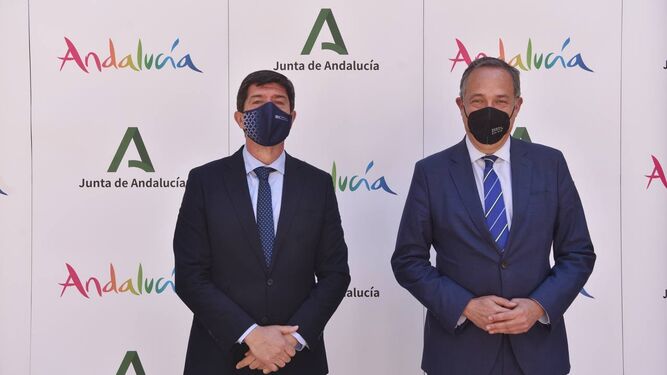 El consejero de Turismo, Juan Marín, y el delegado en Almería, Vicente García Egea.
