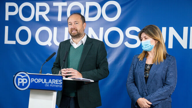 Ramón Herrera y Rosalía Espinosa durante la rueda de prensa en la sede del PP de Almería.