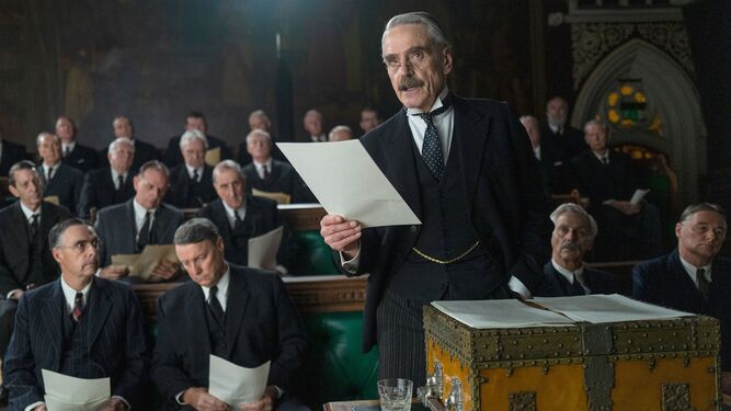 Jeremy Irons interpreta al Primer Ministro Neville Chamberlain en el filme.
