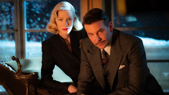 Cate Blanchett y Bradley Cooper en una imagen de filme de Guillermo del Toro.