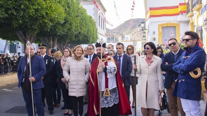 La alcaldesa de Níjar,  Esperanza Pérez, y el cura párroco, José Rodríguez Bonilla, en 2020