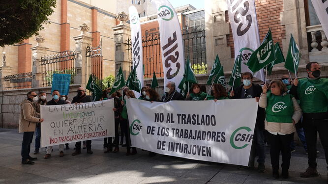 La Junta incumple su promesa y desplaza a los trabajadores de Inturjoven a albergues de Granada, Málaga y Sevilla