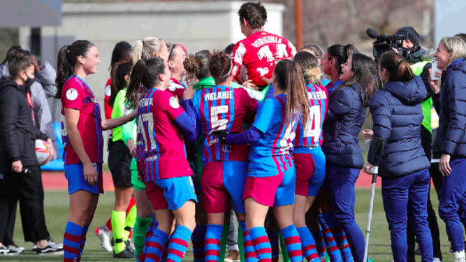 Las jugadoras del Barcelona mantean a Virginia Torrecilla al final del partido.