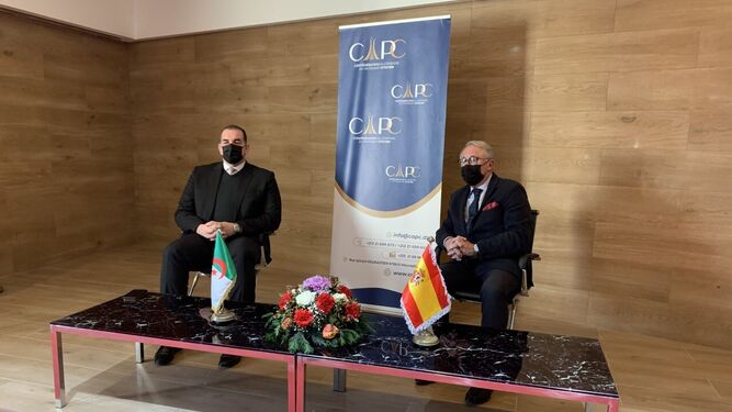 El presidente de la Confederación Argelina de Empresarios, Mohammed Agli, y Jesús Caicedo, presidente de la APA.