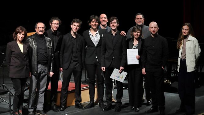 Los finalistas con el jurado presidido por Francisco Alonso, el director de la orquesta, Francisco Román y la directora del conservatorio, María del Mar Oyonarte.