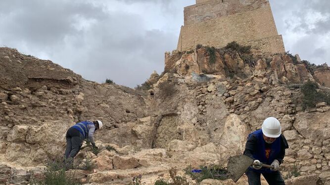 Tareas de limpieza antes de empezar con los estudios arqueológicos en la calle Almanzor