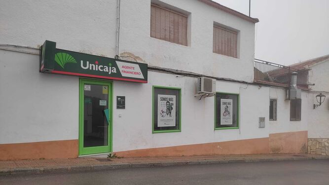Uno de los locales de la discordia entre los vecinos de Topares y el Obispado, el Teleclub, actualmente ocupado por la entidad bancaria Unicaja, y sobre éste otro local que el fin de semana es la peluquería