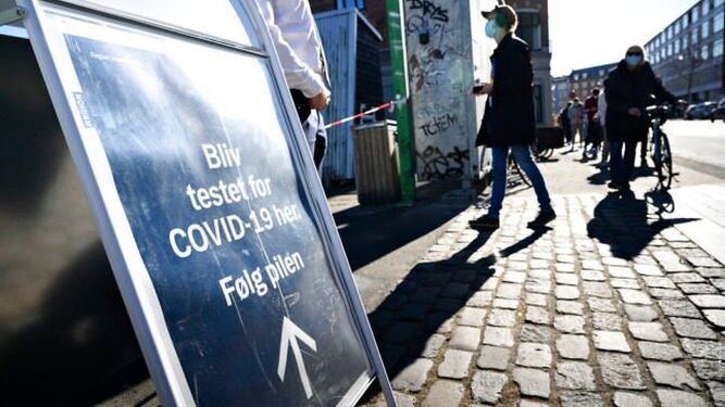 Un cartel indica un centro para tests covid en Copenhague