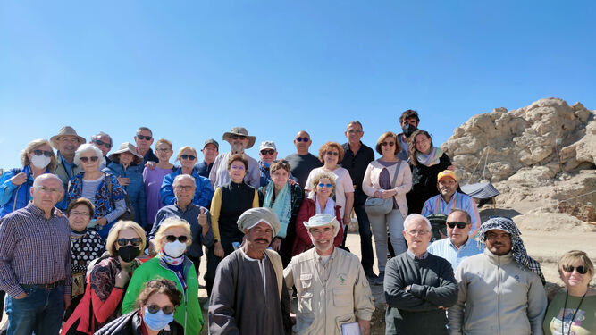 Amigos de la Alcazaba visitando la misión arqueológica española en Egipto.