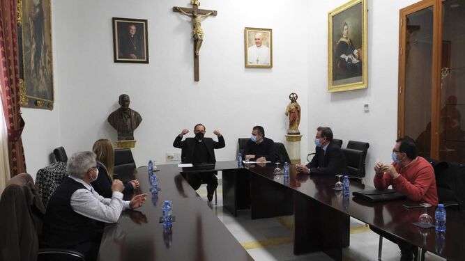 Reunión en el Obispado de Almería en la que las partes se han sentado a hablar sobre el conflicto por la propiedad de los locales que rodean la iglesia de Topares
