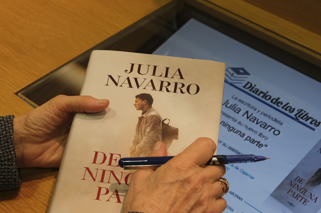 Fotogaler&iacute;a Diario de los Libros, con Julia Navarro. Almer&iacute;a
