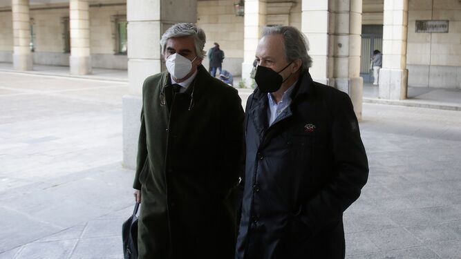 El ex presidente de Invercaria Tomás Pérez-Sauquillo, a la derecha, con su abogado, Javier Vidal, llega a la Audiencia de Sevilla para el 5 juicio de la macrocausa.
