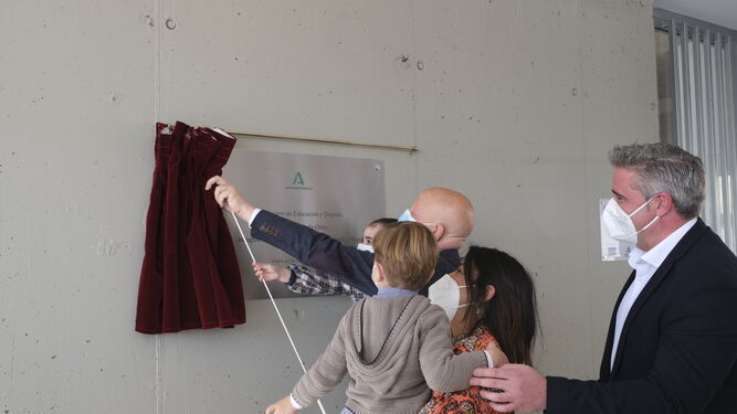 Dos niños realizan la inauguración en brazos del consejero de Educación y una profesora bajo la atenta mirada del alcalde de Viator.