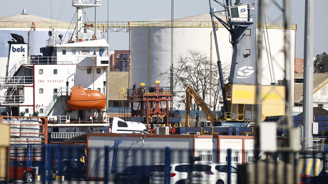 Uno de los barcos que ha traído los residuos tóxicos al Puerto de Sevilla, atracado este miércoles en el muelle Norte (Batán)..