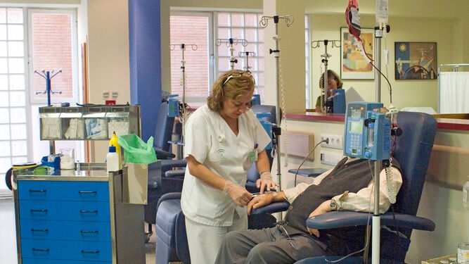 Personal sanitario atiende a un pacientes en el Hospital de Día Oncológico.