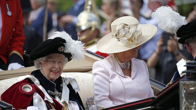 La reina Isabel II, junto a Camila, duquesa de Cornualles