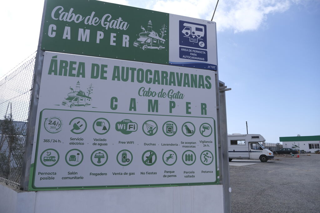 Imágenes de las autocaravanas estacionadas en Cabo de Gata.