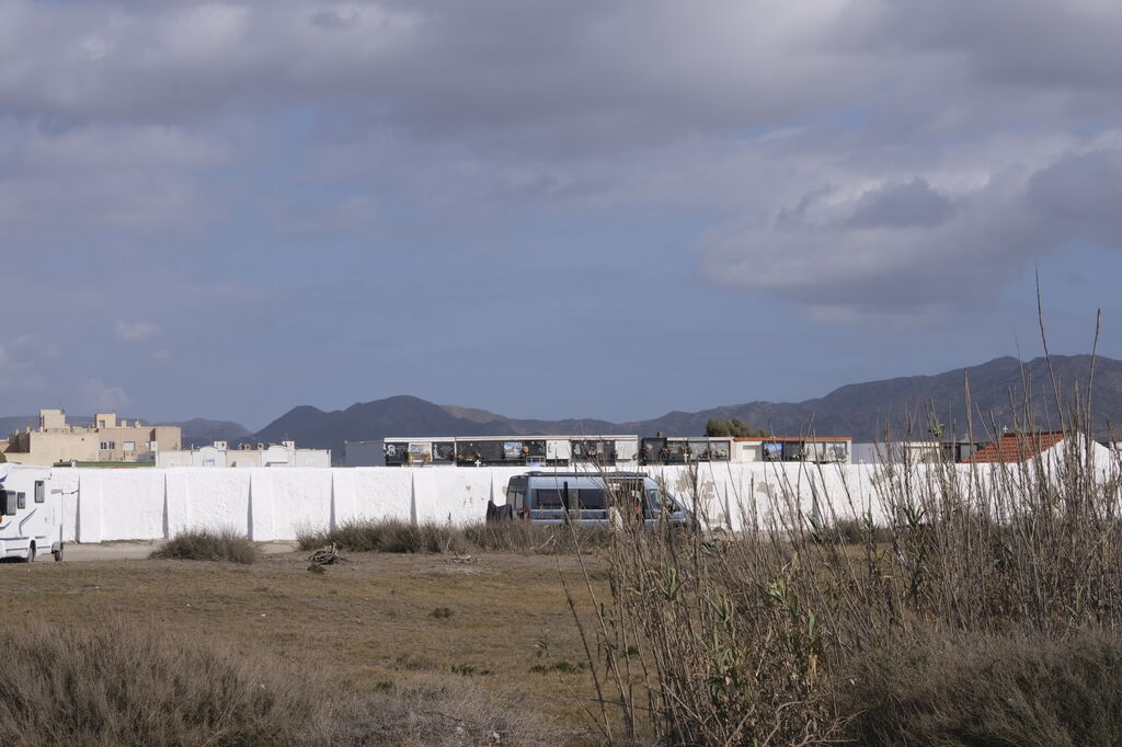 Imágenes de las autocaravanas estacionadas en Cabo de Gata.