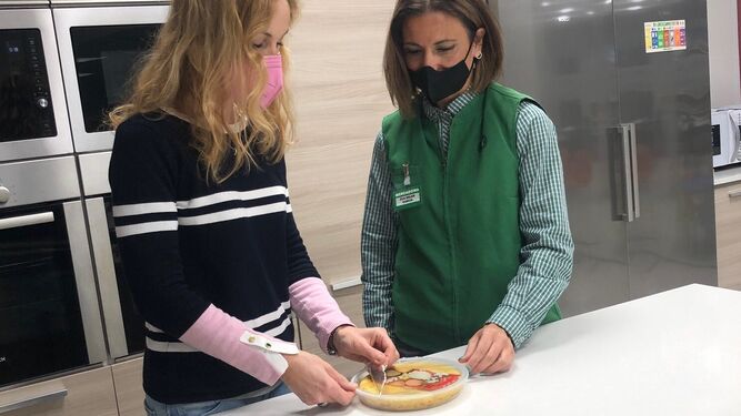 Eva Belén García trabaja en la tortilla de patatas con una clienta