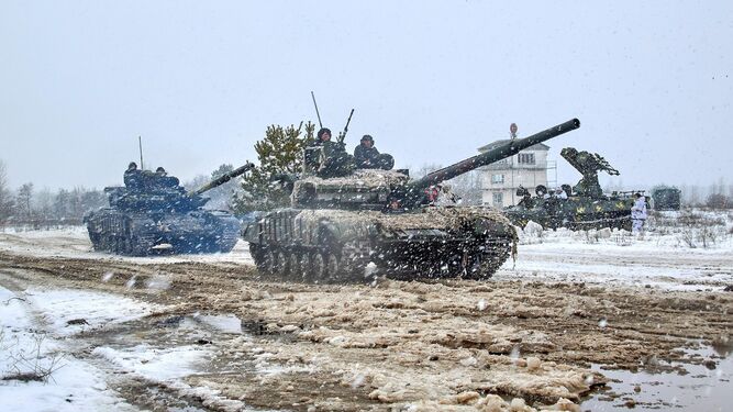 Varios tanques rusos durante sus maniobras en Bielorrusia.