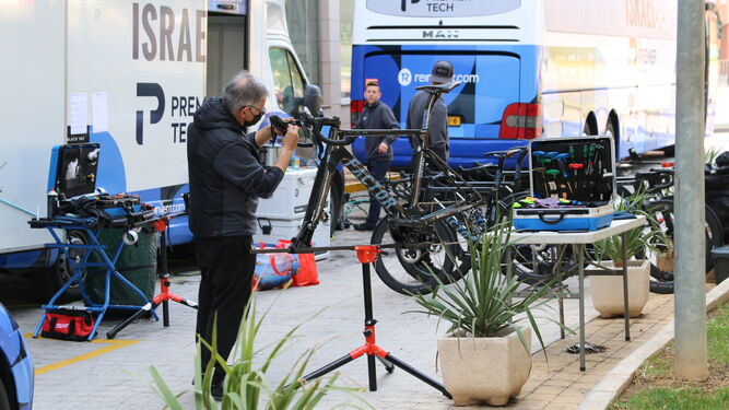 Un mecánico del equipo Israel Premier Tech pone a punto una bicicleta.