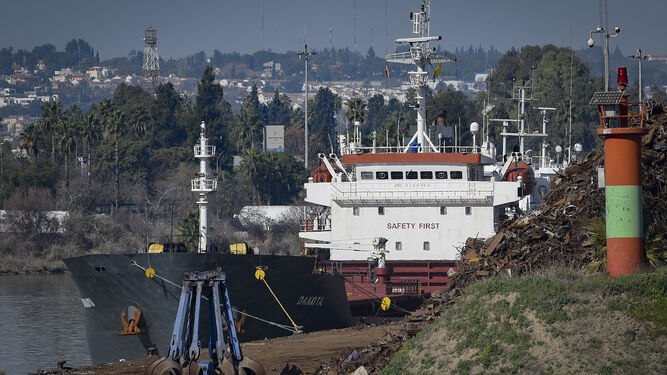 Imagen del buque Dakota que descargó en el Puerto de Sevilla 7.500 toneladas de residuos tóxicos.