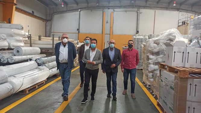Emilio Ortiz visita la empresa de suministros agrícolas nijareña Megasa para conocer la aplicación del incentivo concedido