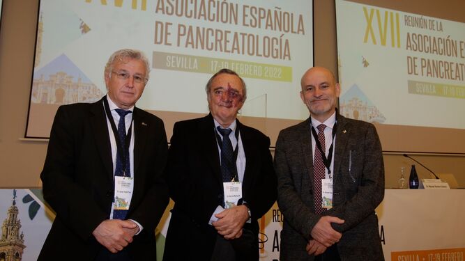 Los doctores Javier Padillo, Mariano Barbacid y Manuel Romero, en Sevilla.