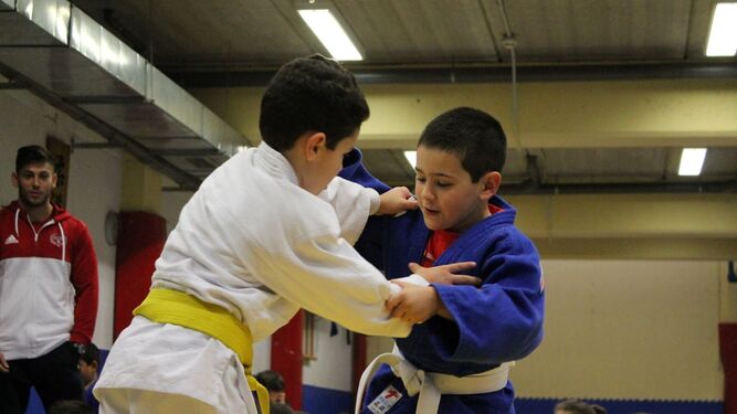 Dos pequeños judokas durante un entrenamiento