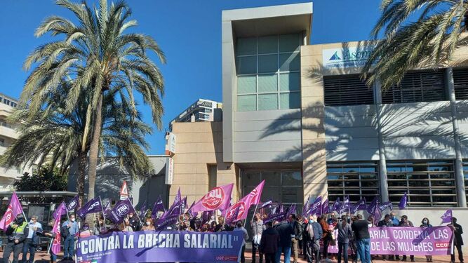 Movilización por la brecha salarial entre mujeres y hombres en Almería.