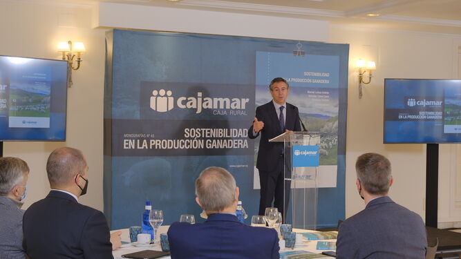 El presidente de Cajamar presenta la publicación 'Sostenibilidad en la producción ganadera'.
