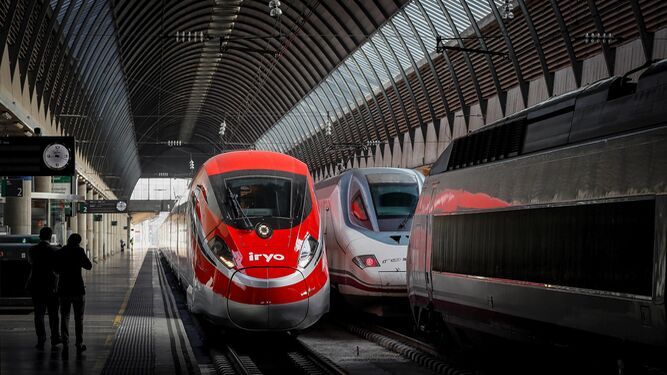 El tren ETR 1000 de Iryo llega en pruebas a Sevilla.