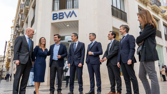 Carlos Torres, tercero por la izquierda, junto a directivos del banco, este lunes, en Málaga.