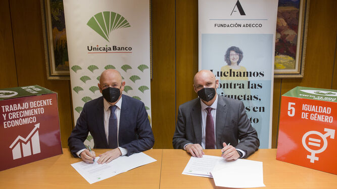 El director de Relaciones Institucionales e Imagen de Unicaja Banco, Fernando Ríos, y el director Regional de la Fundación Adecco en Andalucía Oriental, Miguel Ángel de Pedro, en la firma del acuerdo.