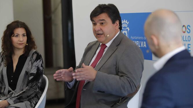 El alcalde de Huelva explica los detalles del Plan de Movilidad Urbana Sostenible de Huelva en la Casa Colón.